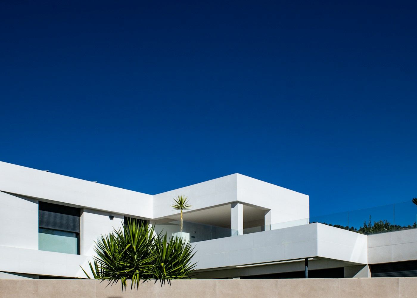 Arquitetura de uma moradia contemporânea com fachada branca